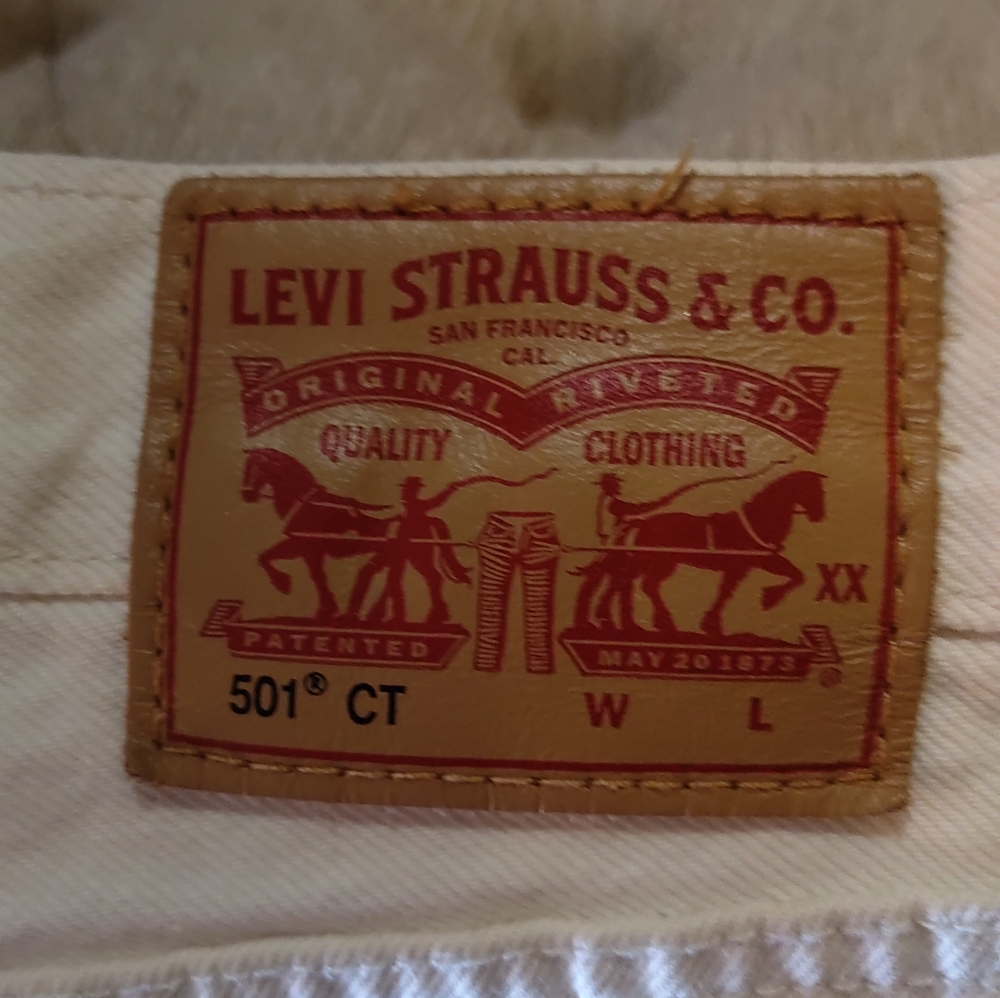 White Levi sz 28 501 with button fly - Picture 3 of 6